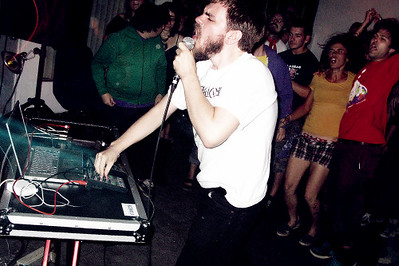 jonat8han shouts into a microphone, photo by la-underground on flickr
